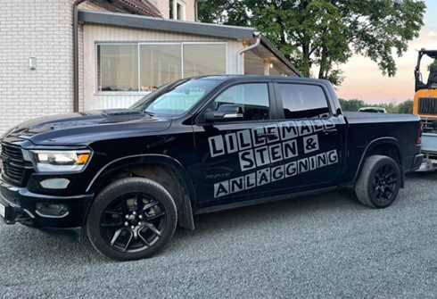 Svart Dodge RAM 1500 Laramie Crew Cab Night Edition stulen norr om Perstorp